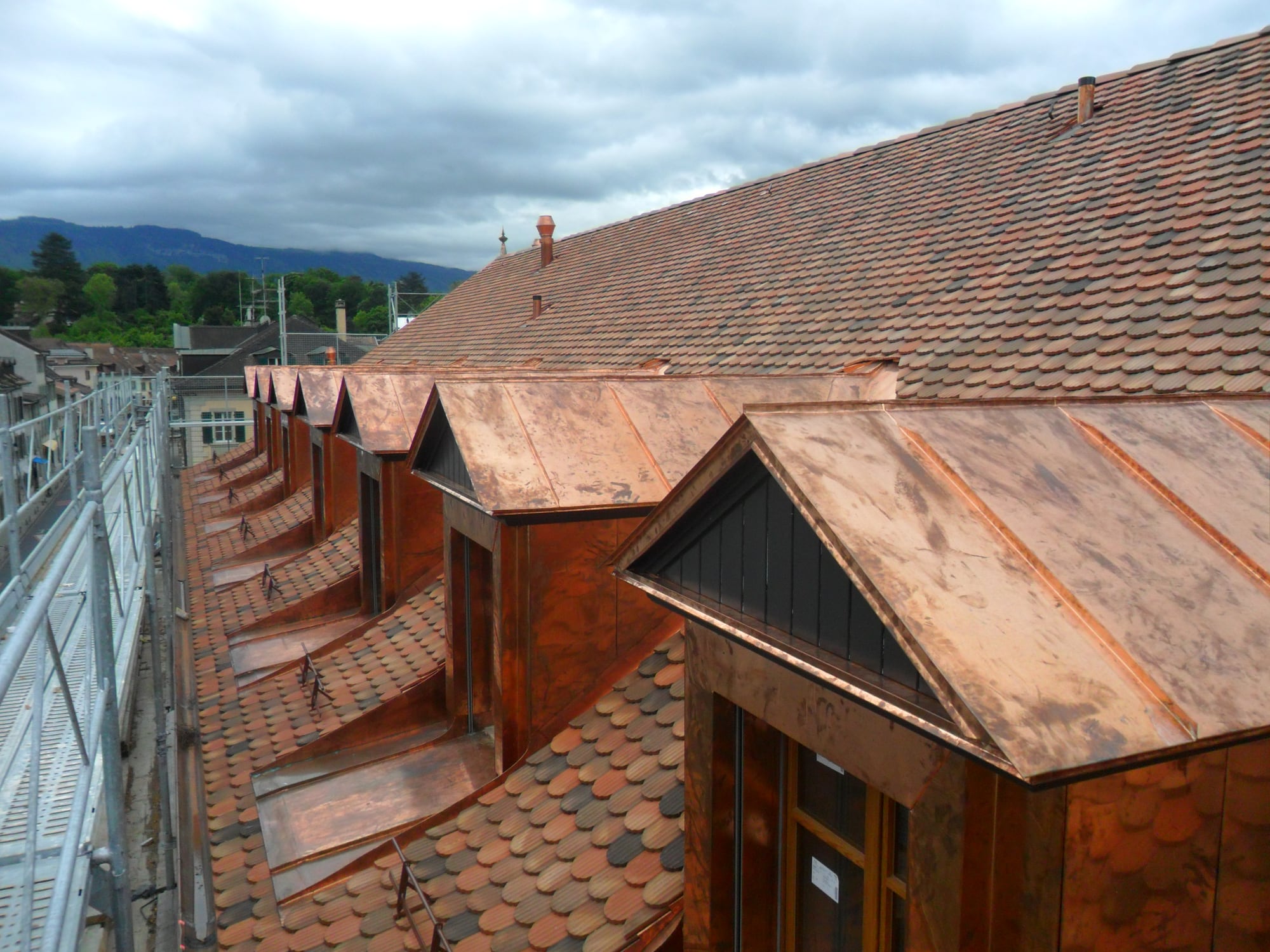 Ouvrage artisanal en cuivre sur une toiture